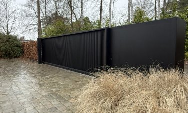 Aluminium schuifpoort met XXL brievenbus en LED-Line — Keerbergen